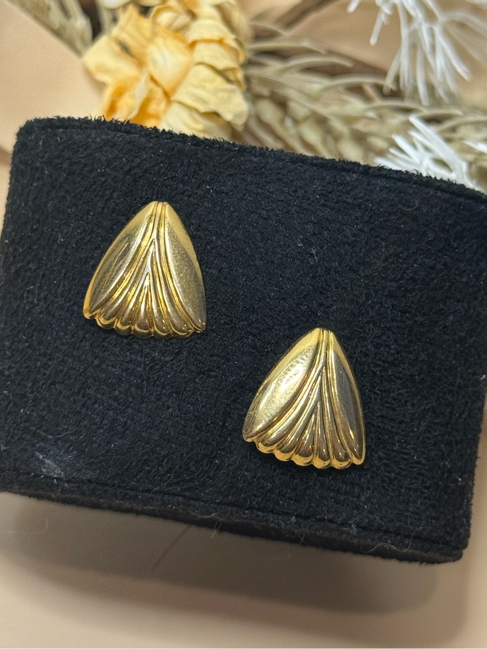 Vintage Gold Tone Fan Shell Ribbed Pierced Stud Earrings